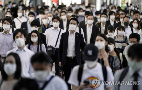 마스크를 착용한 도쿄 시민들이 출근하고 있다. 도쿄=EPA연합뉴스